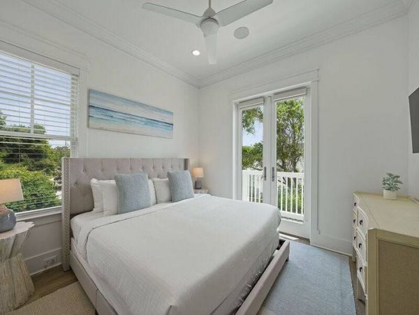 3 Level-Home with 7 Bedrooms Sleeps 19 Guests