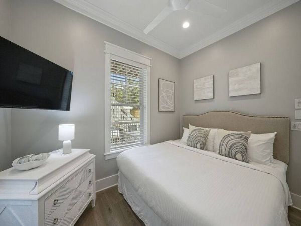 3 Level-Home with 7 Bedrooms Sleeps 19 Guests