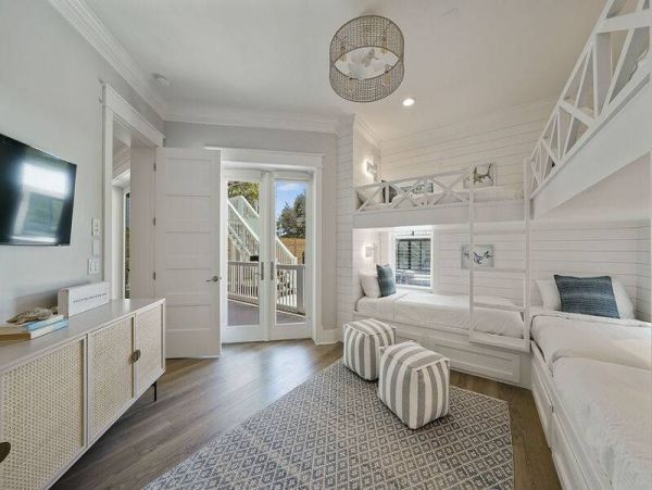 3 Level-Home with 7 Bedrooms Sleeps 19 Guests