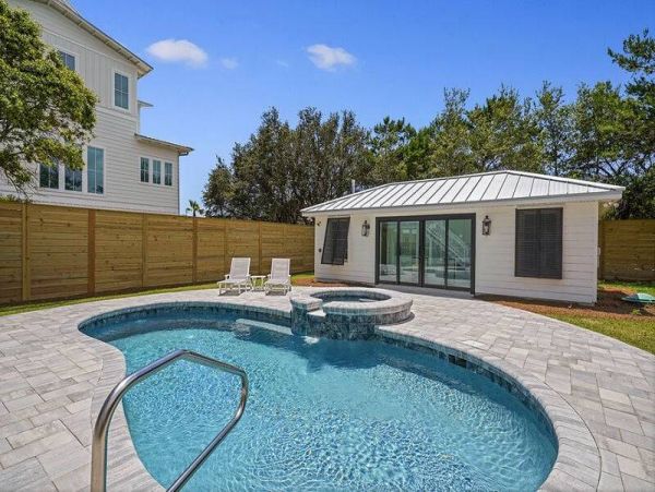 3 Level-Home with 7 Bedrooms Sleeps 19 Guests