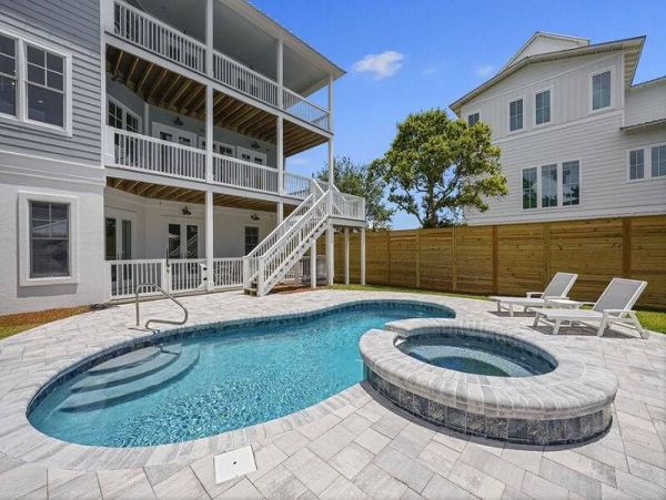 3 Level-Home with 7 Bedrooms Sleeps 19 Guests