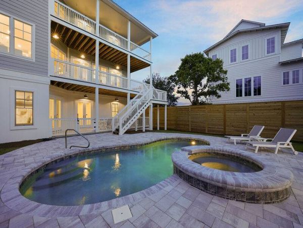 3 Level-Home with 7 Bedrooms Sleeps 19 Guests