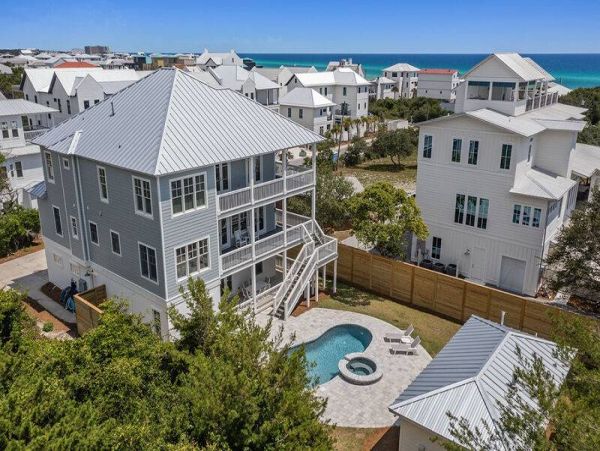 3 Level-Home with 7 Bedrooms Sleeps 19 Guests