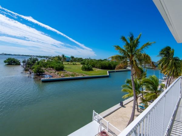 Walk to Beach Marathon Vacation Home Four Bedroom