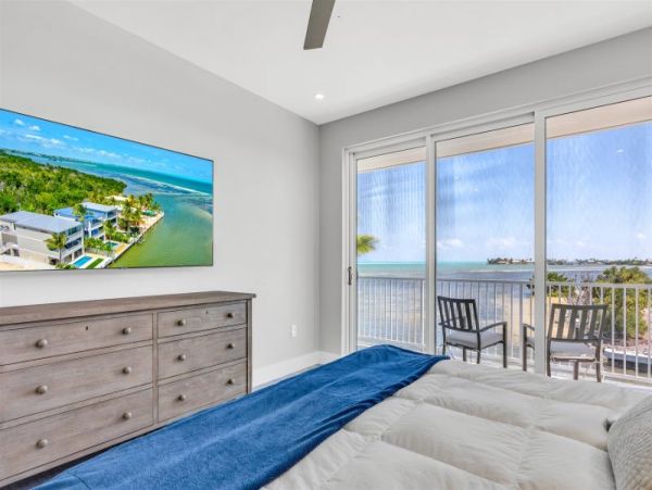 Walk to Beach Marathon Vacation Home Four Bedroom