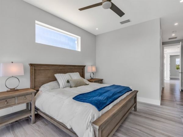 Walk to Beach Marathon Vacation Home Four Bedroom
