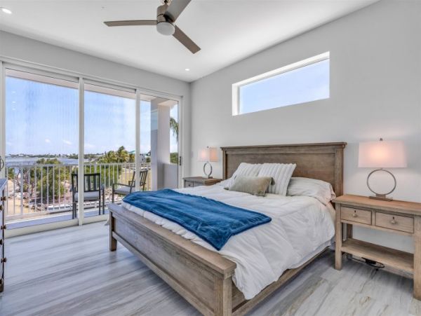Walk to Beach Marathon Vacation Home Four Bedroom