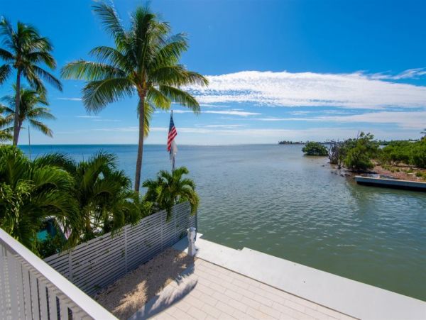 Walk to Beach Marathon Vacation Home Four Bedroom