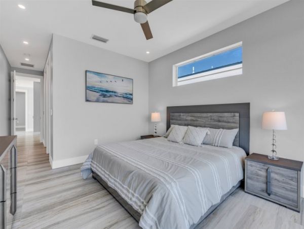 Walk to Beach Marathon Vacation Home Four Bedroom