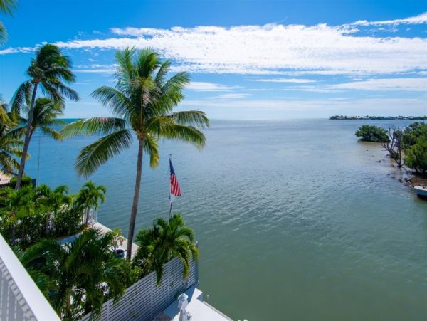 Walk to Beach Marathon Vacation Home Four Bedroom