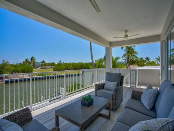 Walk to Beach Marathon Vacation Home Four Bedroom