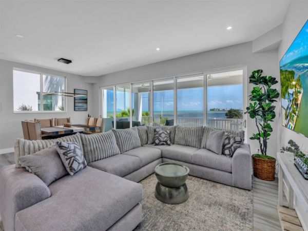 Walk to Beach Marathon Vacation Home Four Bedroom