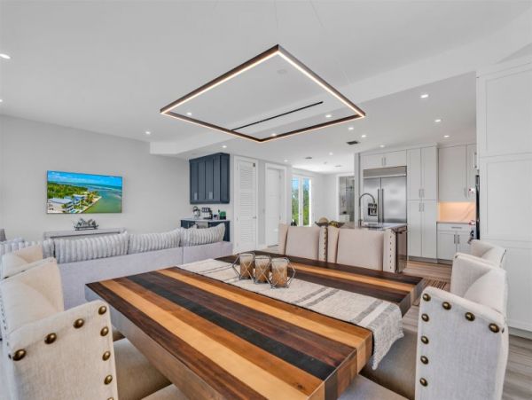 Walk to Beach Marathon Vacation Home Four Bedroom