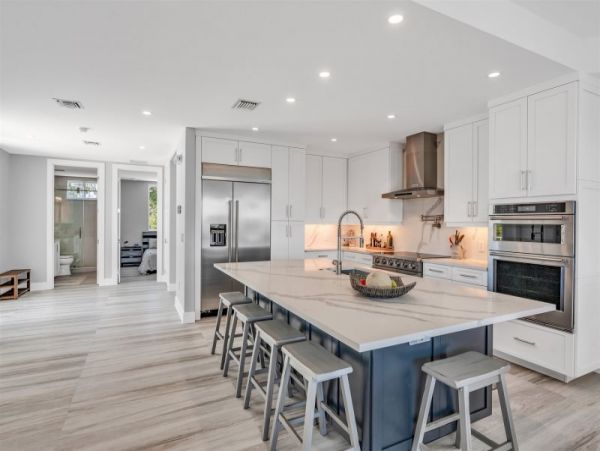 Walk to Beach Marathon Vacation Home Four Bedroom