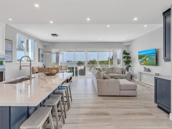 Walk to Beach Marathon Vacation Home Four Bedroom