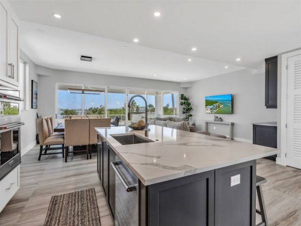Walk to Beach Marathon Vacation Home Four Bedroom