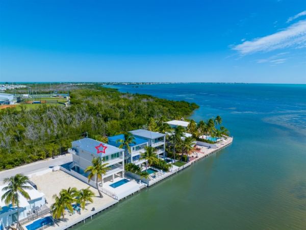 Walk to Beach Marathon Vacation Home Four Bedroom
