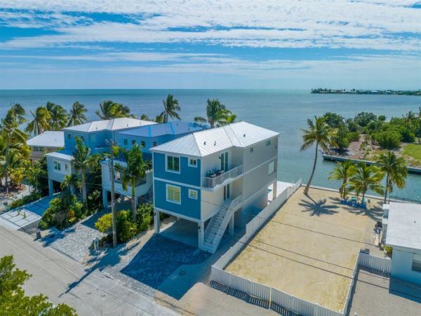 Walk to Beach Marathon Vacation Home Four Bedroom