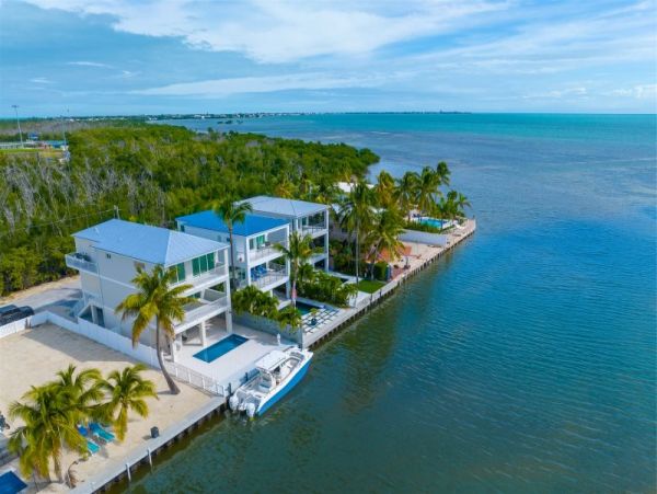 Walk to Beach Marathon Vacation Home Four Bedroom