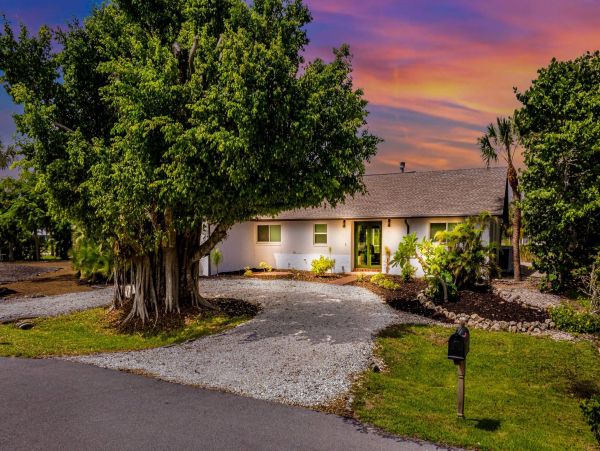 Modern Sanibel 4 Bedroom Vacation Pool Home