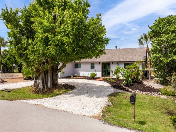 Modern Sanibel 4 Bedroom Vacation Pool Home