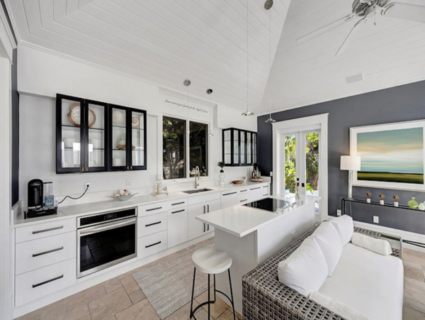 Charming 4 Bedroom Property in the Heart of Old Naples - Comfort and Style