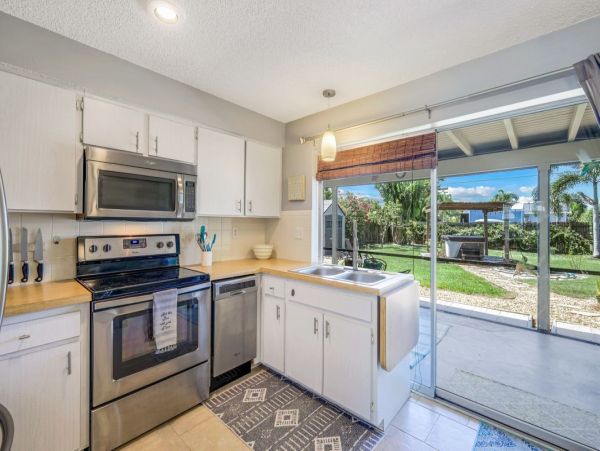 Lovely 2 Bedroom Rental with Private Spa & Patio