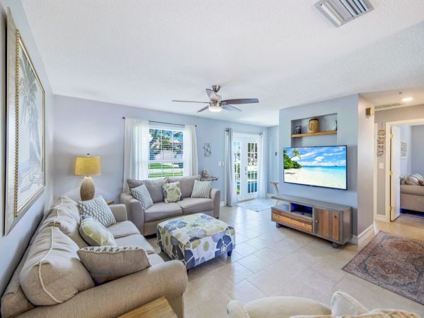 Lovely 2 Bedroom Rental with Private Spa & Patio