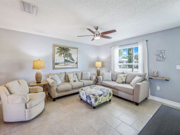 Lovely 2 Bedroom Rental with Private Spa & Patio