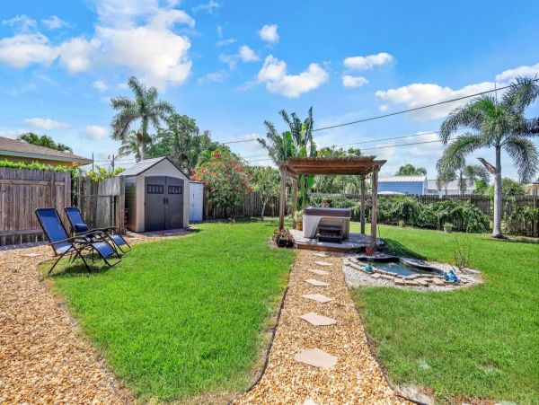 Lovely 2 Bedroom Rental with Private Spa & Patio