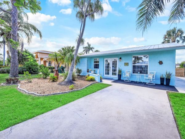 Lovely 2 Bedroom Rental with Private Spa & Patio