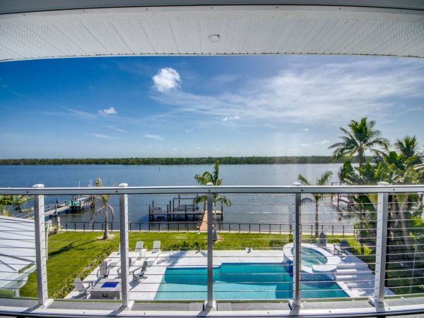 Bayfront Vacation Rental with 6 Bedrooms in Fort Myers