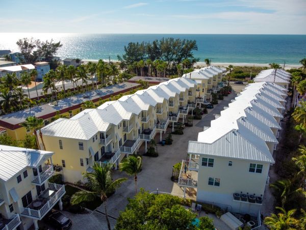 Lovely Beach to Bayside 2 Bedroom Vacation Condo