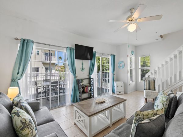 Lovely Beach to Bayside 2 Bedroom Vacation Condo