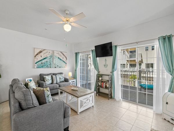 Lovely Beach to Bayside 2 Bedroom Vacation Condo