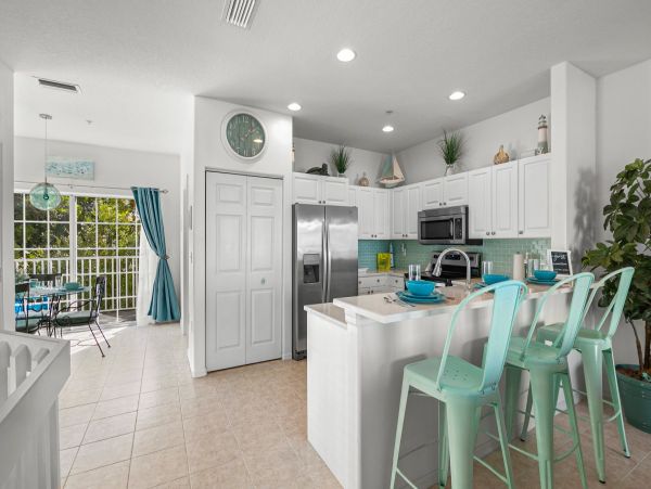 Lovely Beach to Bayside 2 Bedroom Vacation Condo