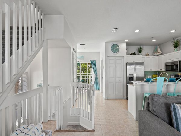 Lovely Beach to Bayside 2 Bedroom Vacation Condo