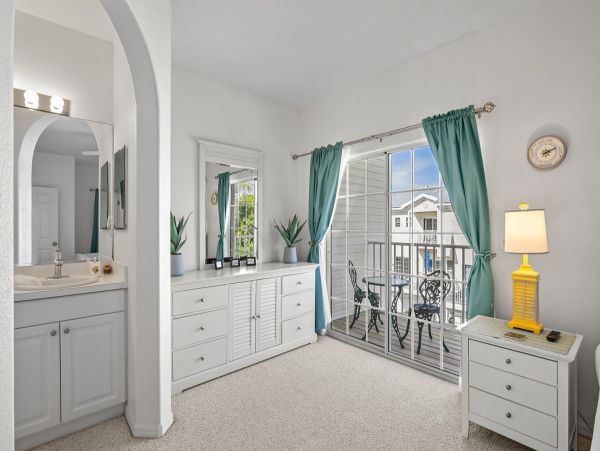 Lovely Beach to Bayside 2 Bedroom Vacation Condo