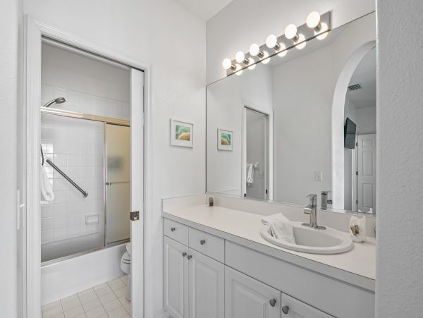 Lovely Beach to Bayside 2 Bedroom Vacation Condo