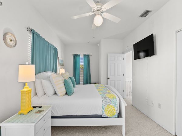 Lovely Beach to Bayside 2 Bedroom Vacation Condo