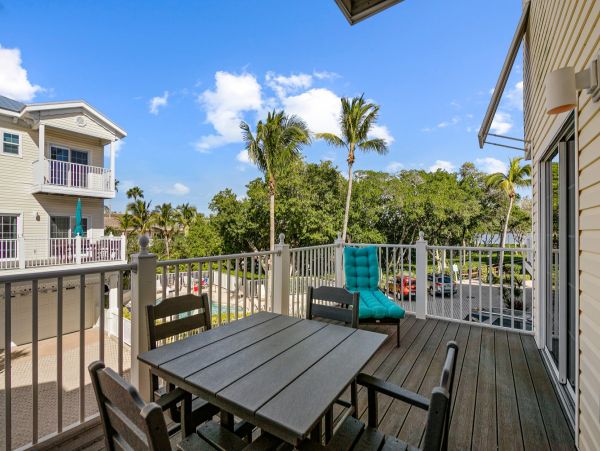 Lovely Beach to Bayside 2 Bedroom Vacation Condo