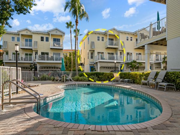 Lovely Beach to Bayside 2 Bedroom Vacation Condo