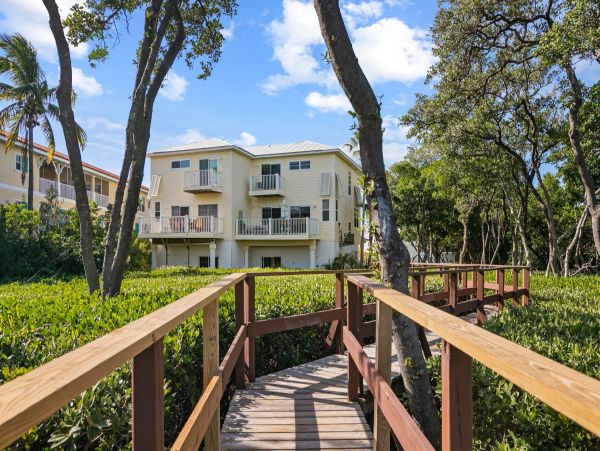 Lovely Beach to Bayside 2 Bedroom Vacation Condo