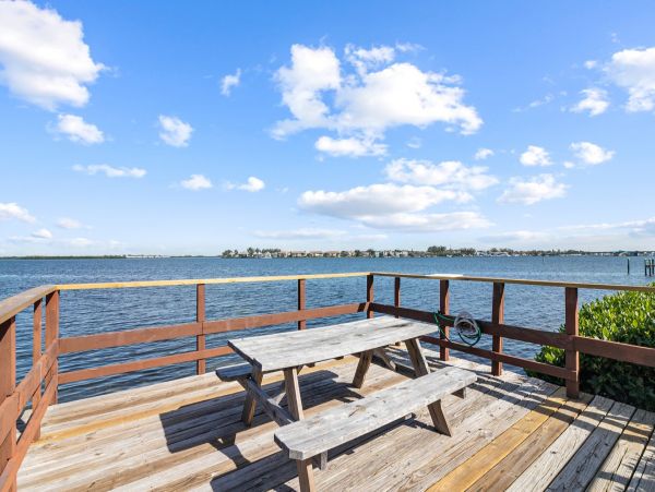 Lovely Beach to Bayside 2 Bedroom Vacation Condo