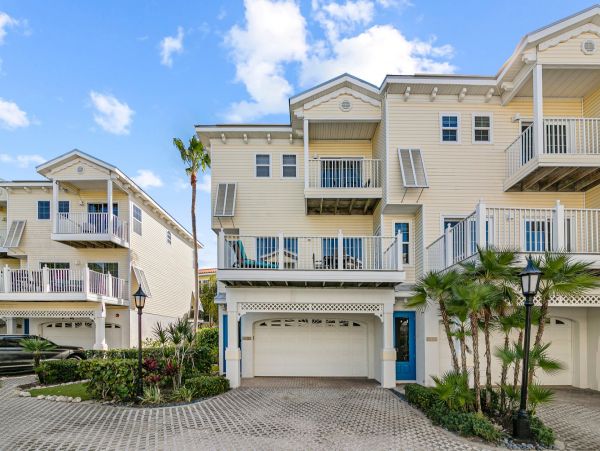 Lovely Beach to Bayside 2 Bedroom Vacation Condo