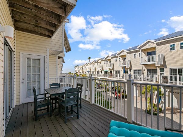 Lovely Beach to Bayside 2 Bedroom Vacation Condo