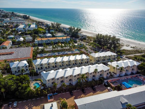 Lovely Beach to Bayside 2 Bedroom Vacation Condo