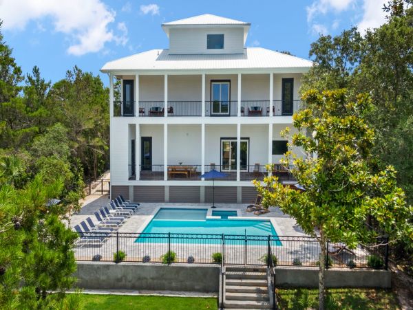 Modern 8 Bedroom Home with Private Pool & Spa