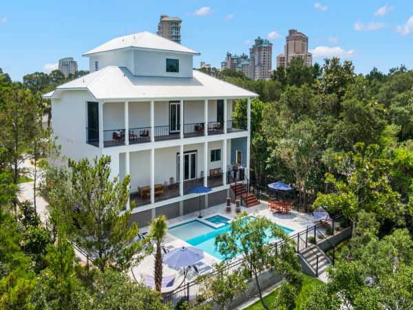 Modern 8 Bedroom Home with Private Pool & Spa