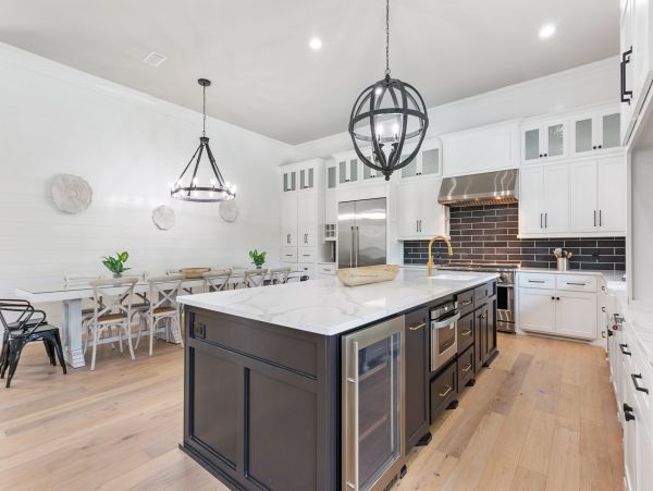Modern 8 Bedroom Home with Private Pool & Spa